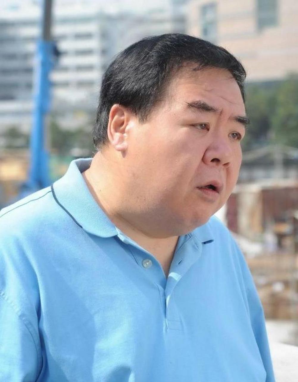 1993年,郑则仕的公司破产,欠下8000多万债务,于是和