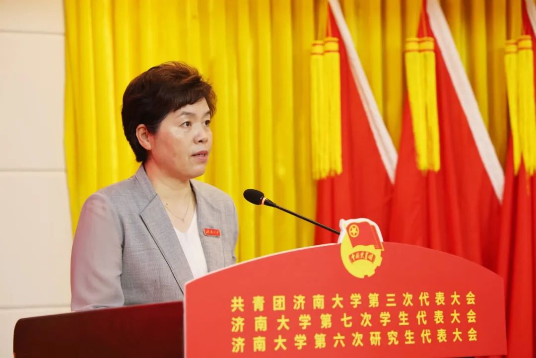 刘春华代表学校党委向大会的召开表示祝贺,向长期以来关心和支持学校