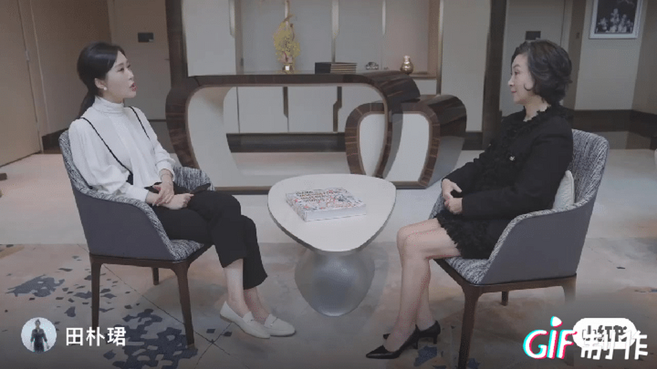 一眼看出境界高低啊 田朴珺采访何超琼,俩人合照时,田朴珺竟然还双手
