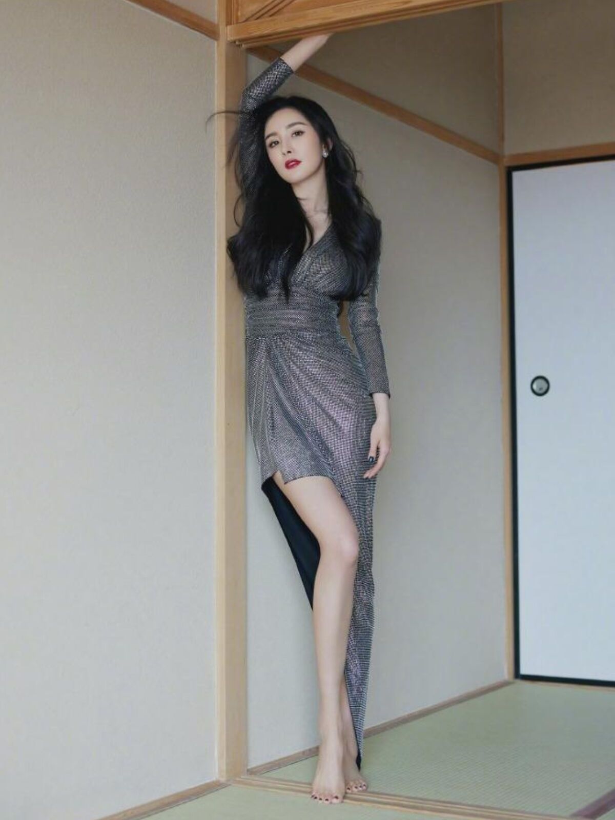 杨幂光脚拍写真,穿亮片裙俏皮又有女人味,不穿鞋也显端庄