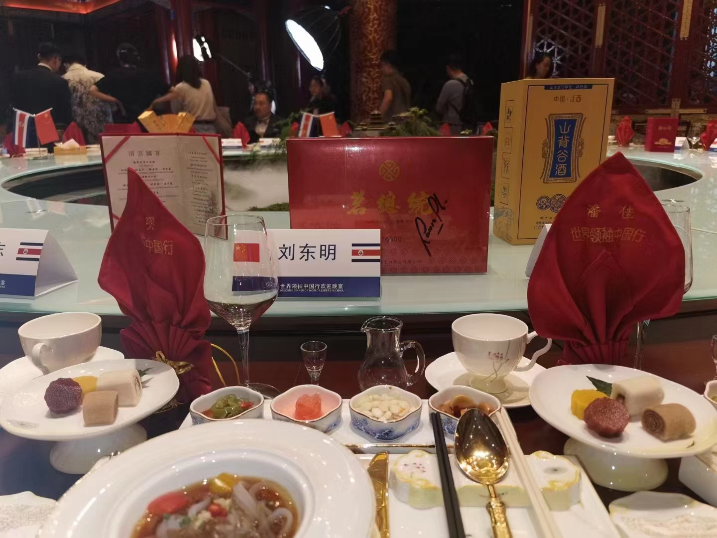 "茗总统"代言人刘东明向劳拉女总统赠送品牌茶礼