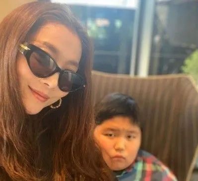 图片来源:网络,侵删节目里,我们看到吴允儿无微不至地照顾着儿子,一点