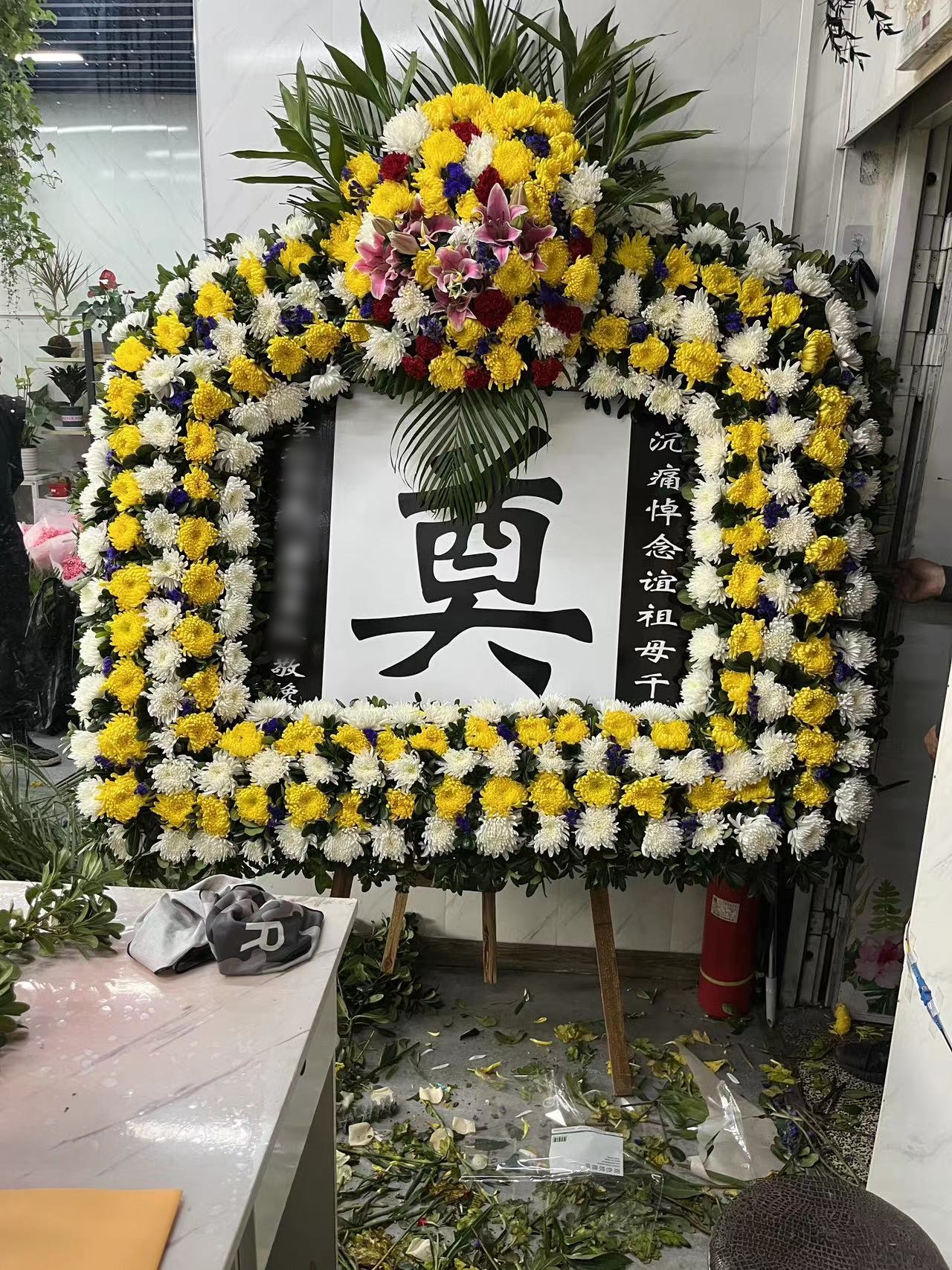 花圈送别老者:用花朵告别他们的一生