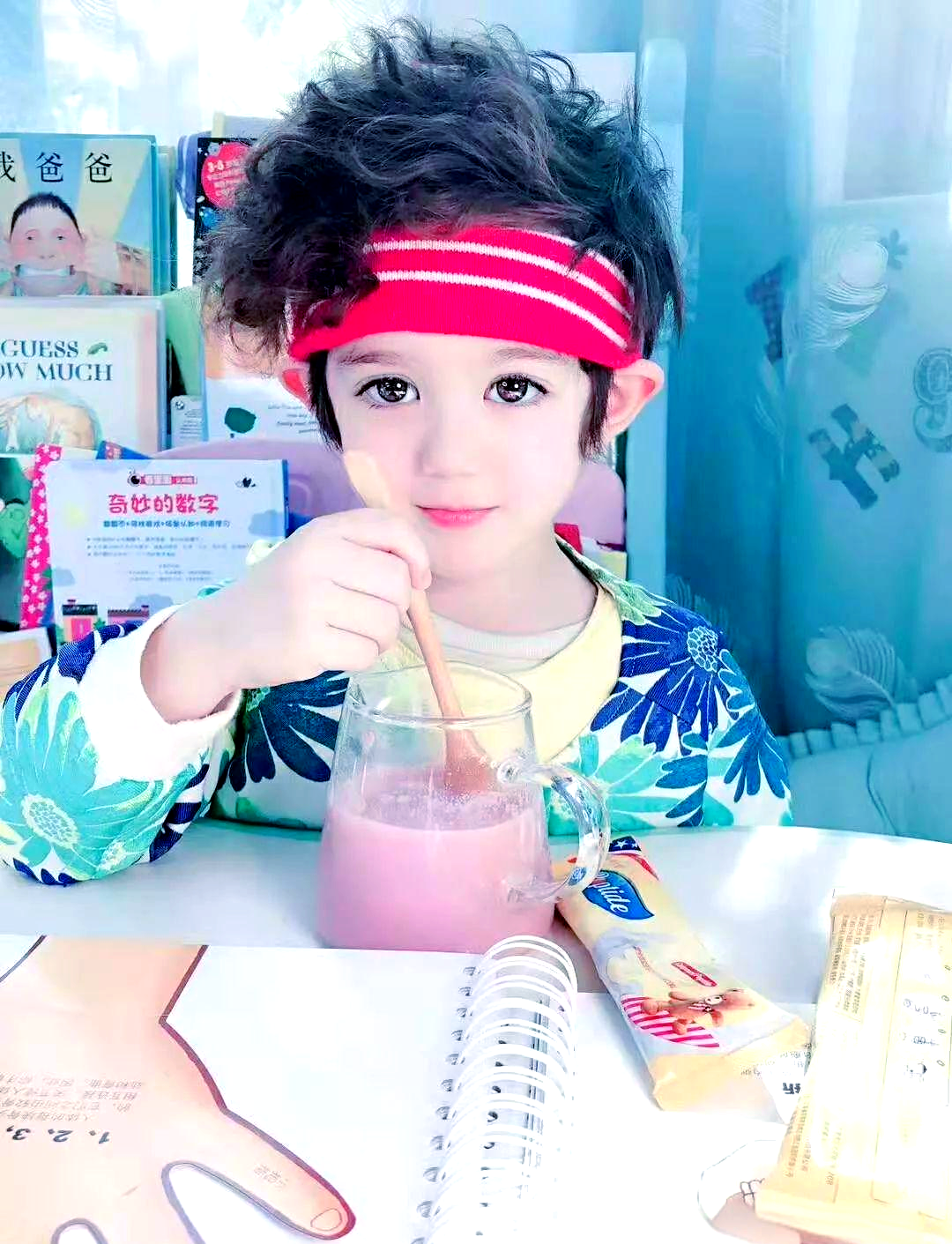 周嘉诚:从小荧屏到大舞台的中美混血童星之路