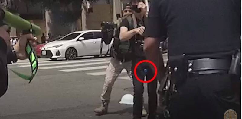 美男子参加抗议活动遭警击中"蛋蛋",一怒告上法庭