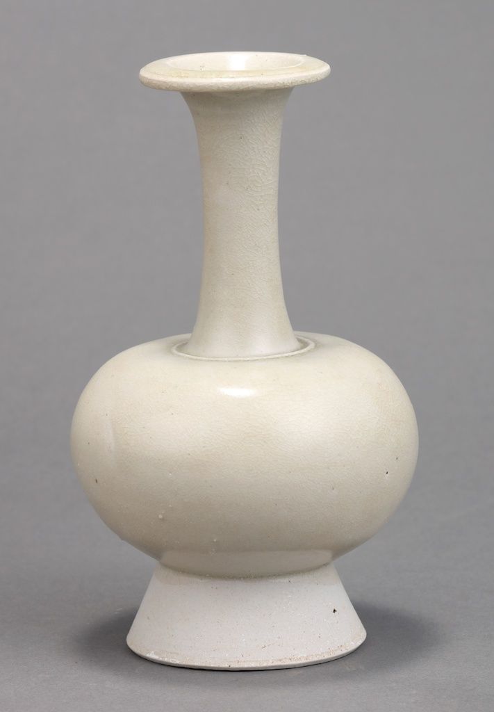 ( 望野博物馆藏唐巩县窑白瓷长颈瓶)