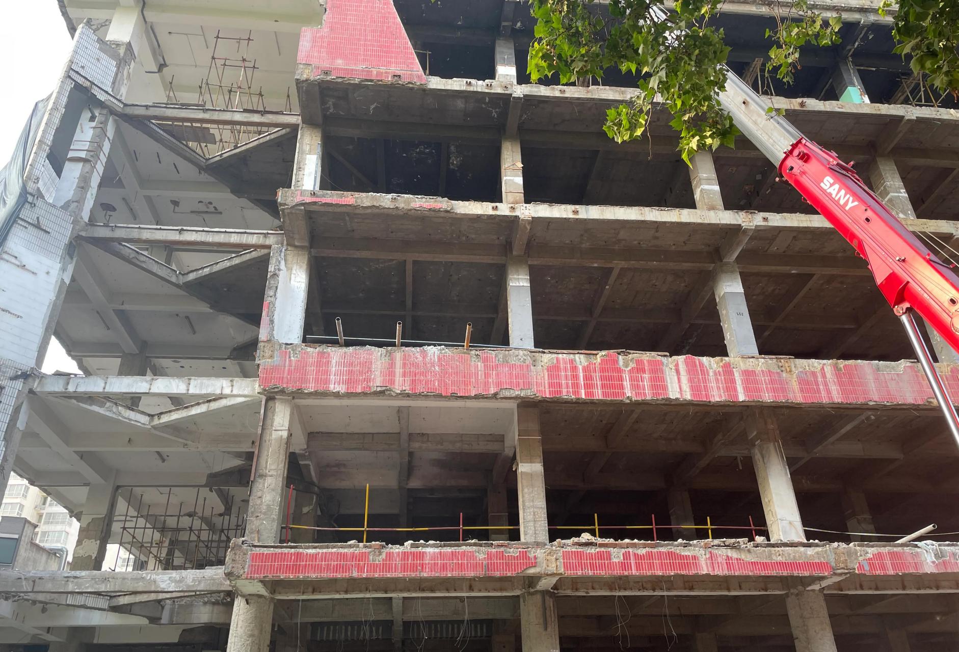 已经建成20多年的新乡市华彬大厦,经过多次改造,多次移主,多次关门