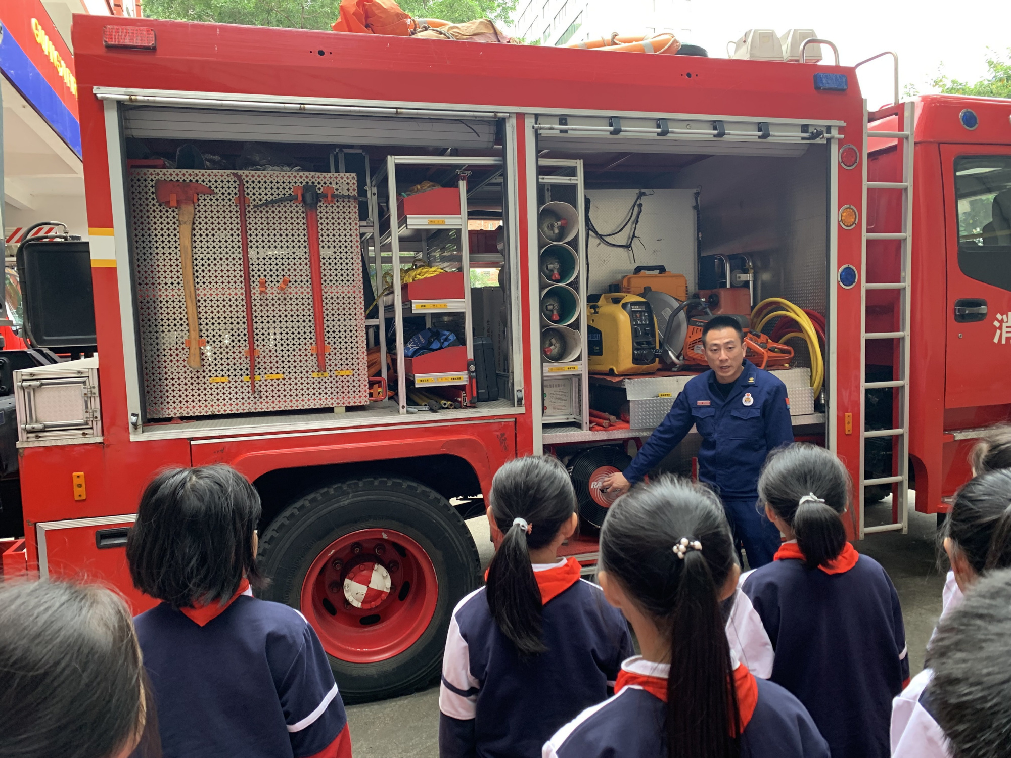 鱼峰山小学:火焰蓝英勇无畏 逆行者守护你我