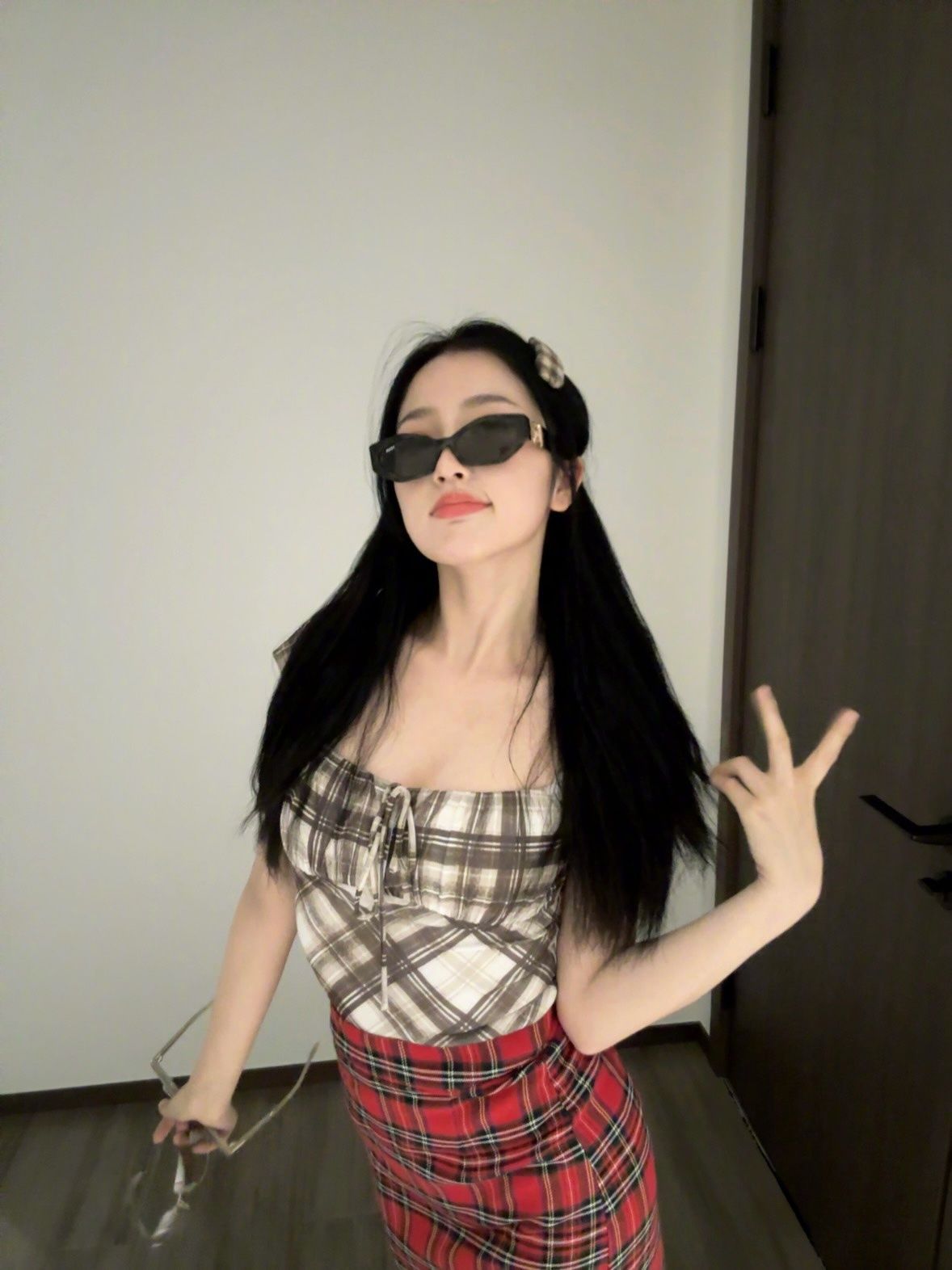 虞书欣格子裙搞怪自拍合集