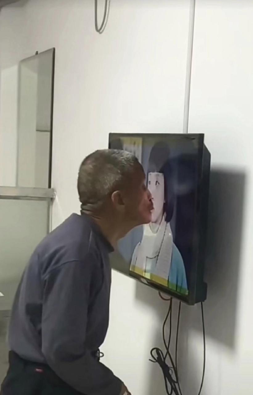 老爷爷眼睛看不见,看电视真可怜啊
