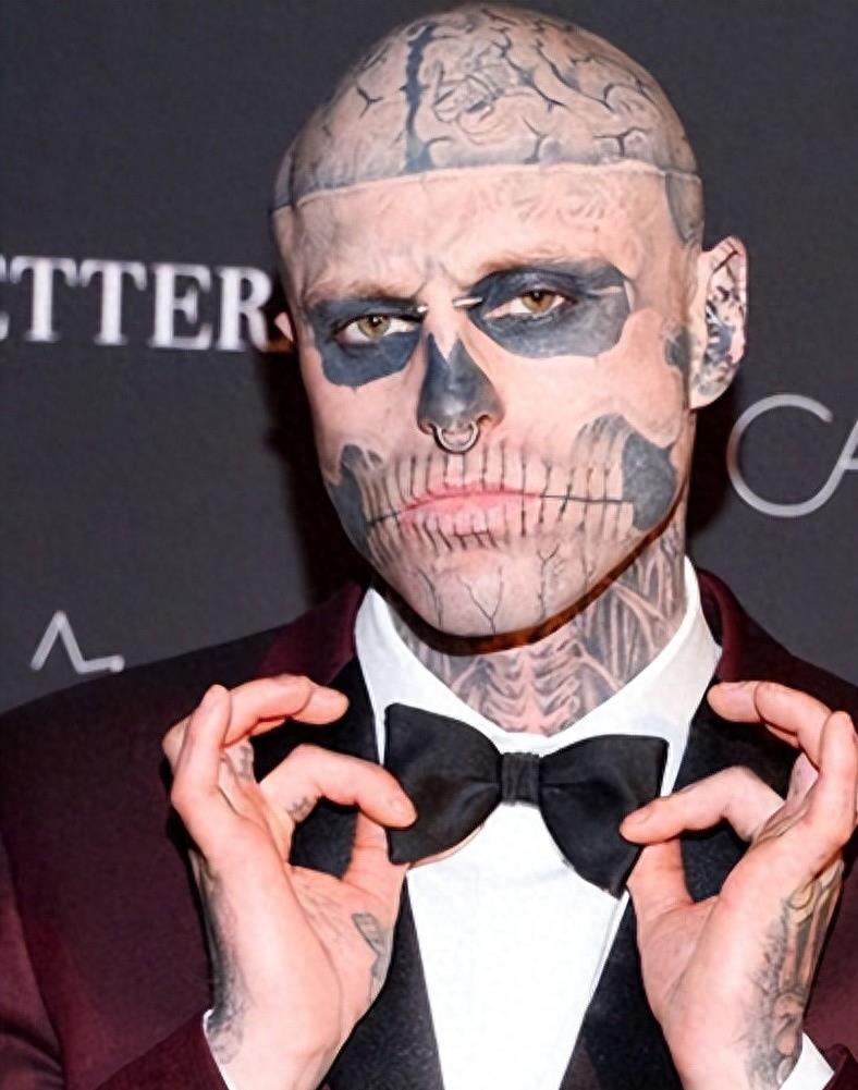 四川14岁少年满脸纹身被父亲赶出家门,找不到工作,如今他怎么样