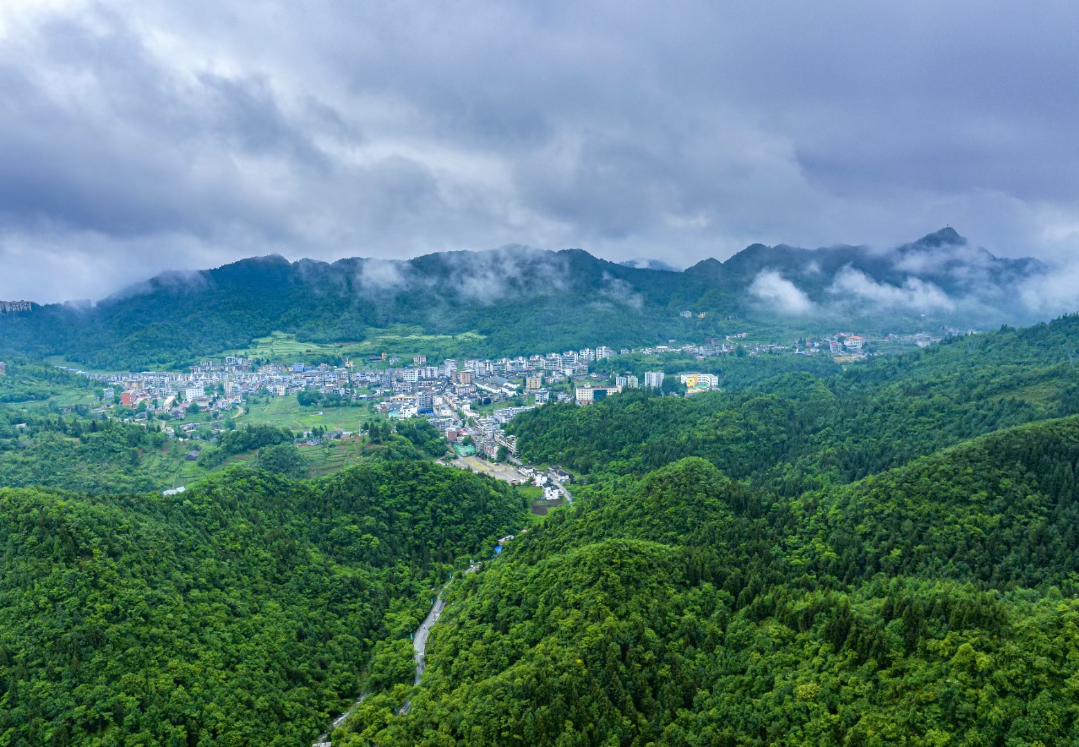 贵州仙源镇避暑房,泰达谷海拔1400米,有山有水有草原,离场镇近