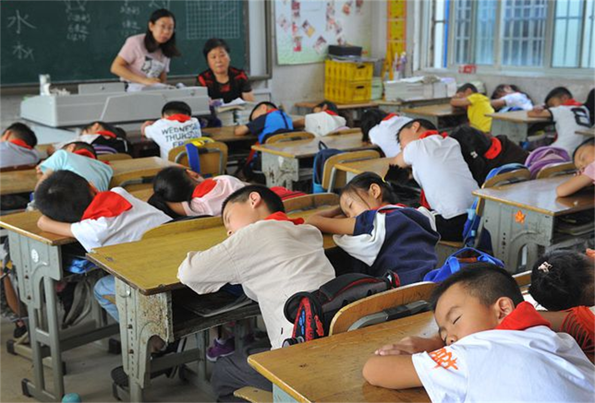 中小学新增"午休课",在校"躺睡"40分钟,各学校"大显神通"