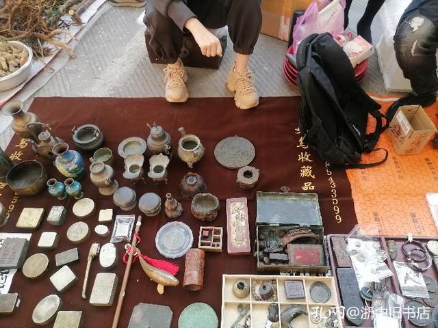 在义乌收藏品市场集市上,既能与藏品邂逅,又可与藏友相逢