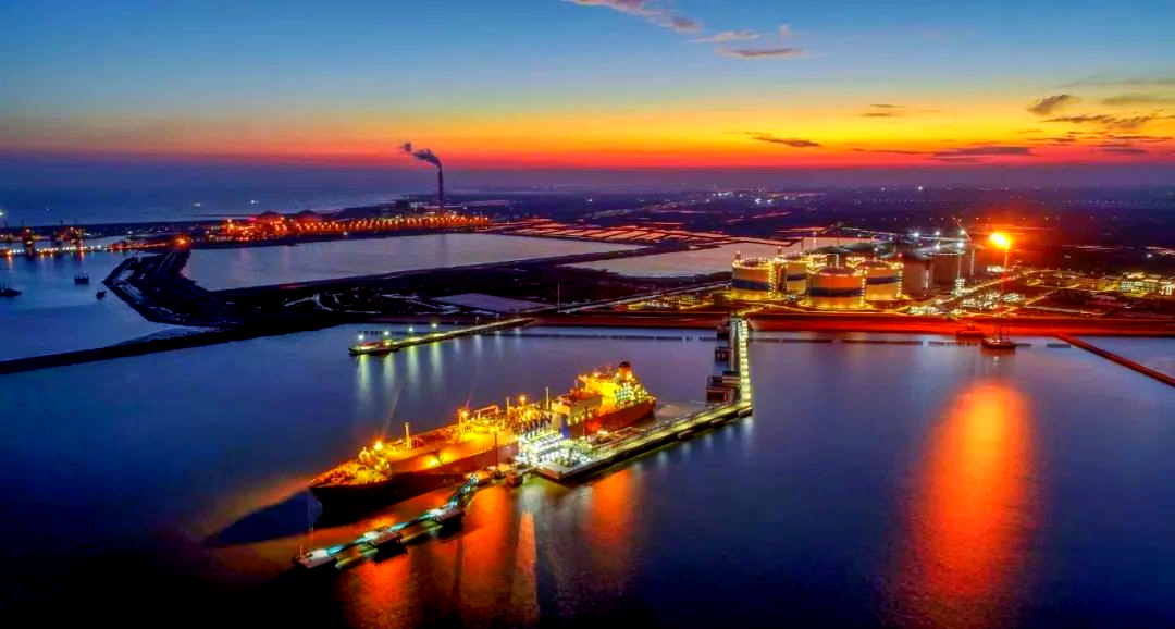 探索滨海夜景:感受小城的多重魅力