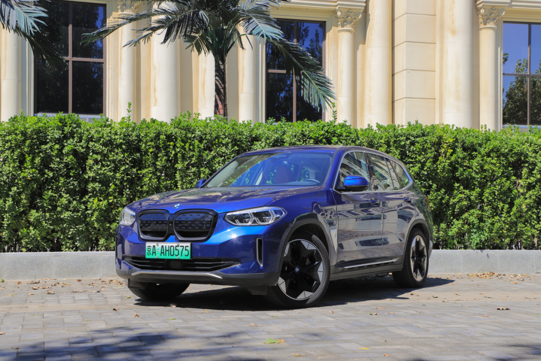 点满操控属性的"偏科生" 牛车网试驾宝马ix3