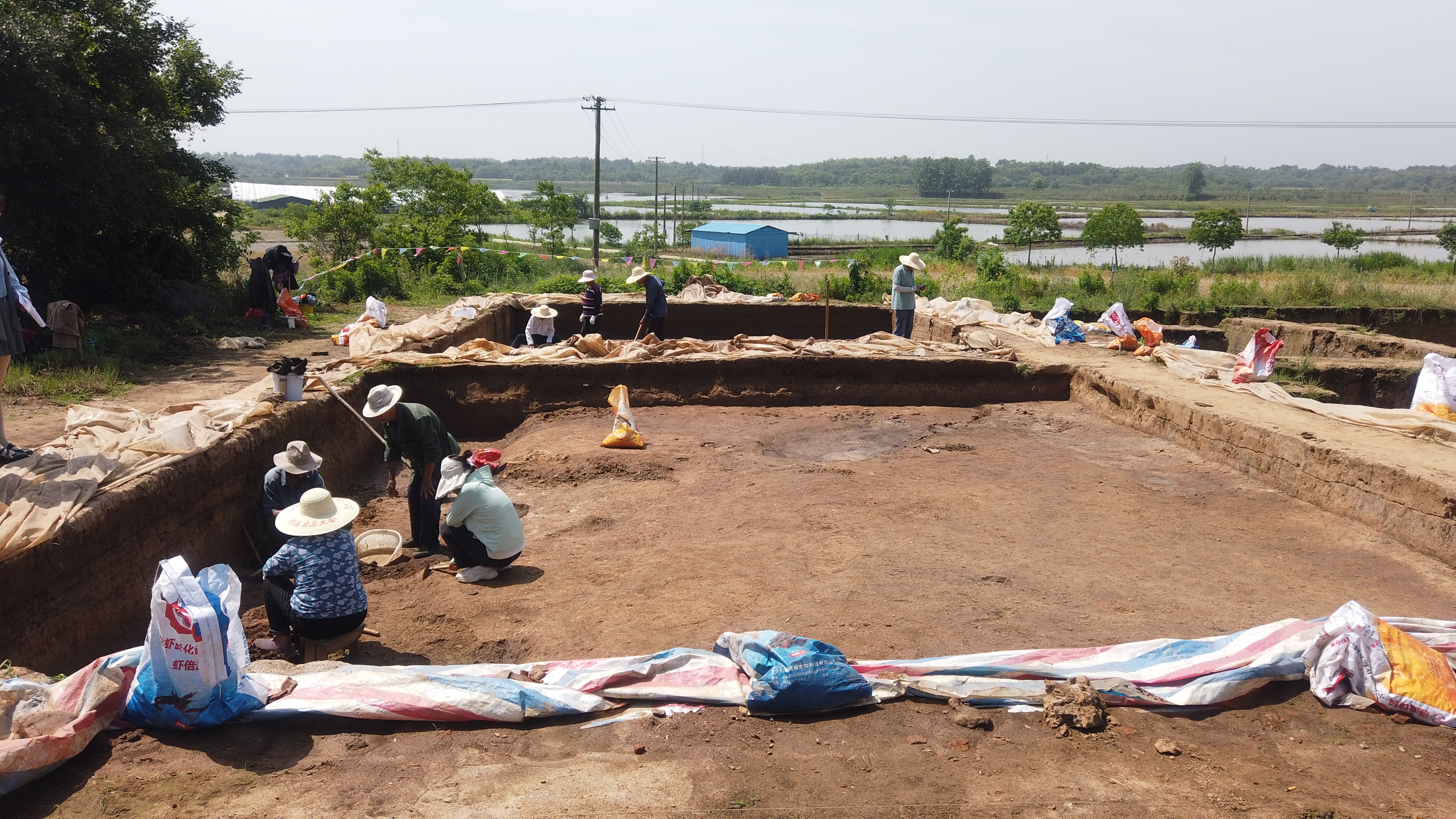 文化中国行之发现安徽 ∣ 记者探访磨盘山遗址发掘现场