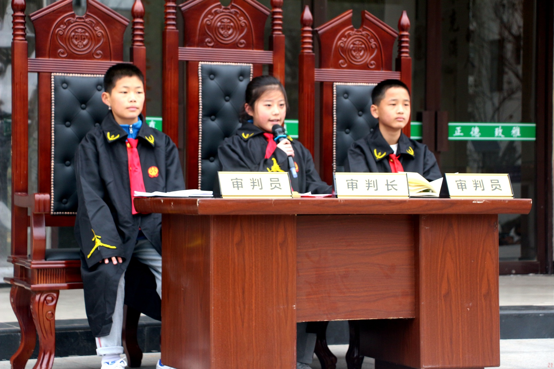 知法守法促成长——合阳县第三小学开展"红领巾法学院模拟法庭办案"