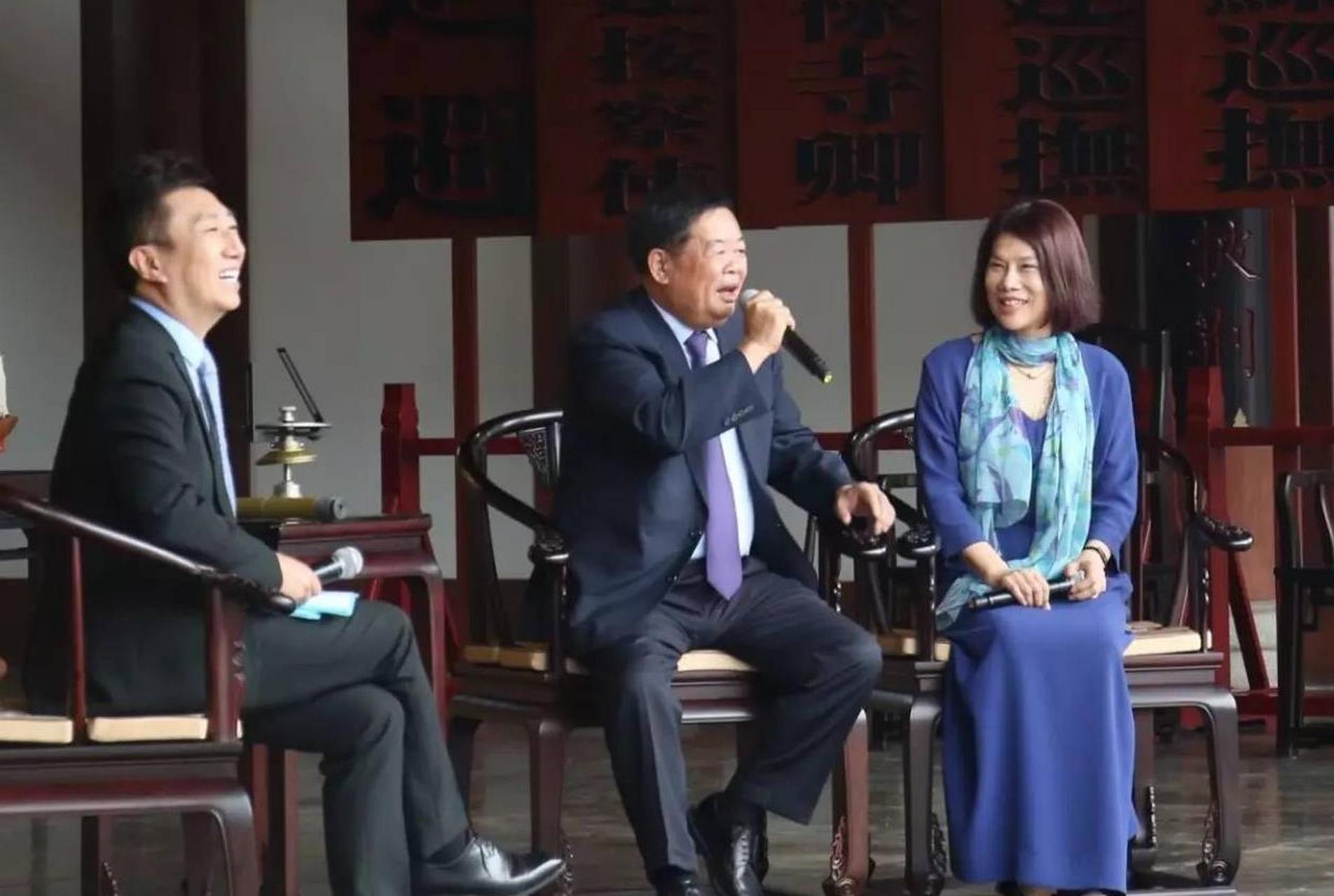 一次,曹德旺和董明珠在接受央视财经频道采访时,主持人问道:"曹总,您