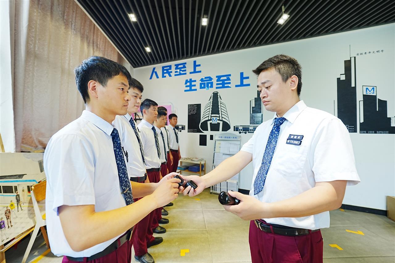 6日下午，地铁1号线司机们领取电笛罩盖 产启斗摄.JPG