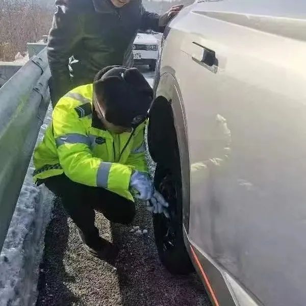抚顺东洲站附近的汽车修理厂将车辆护送至辽中环高速交警主动帮助驾驶