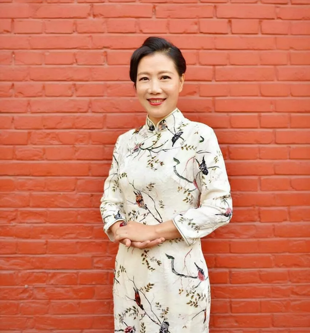 叶檀:财经女神逐一问候保安大叔水果摊主新年快乐,被赞接地气