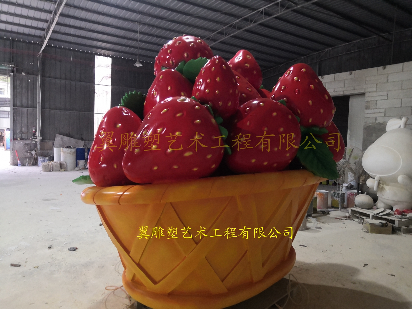 桂林大型建筑模型乡村标志玻璃钢草莓篮子雕塑