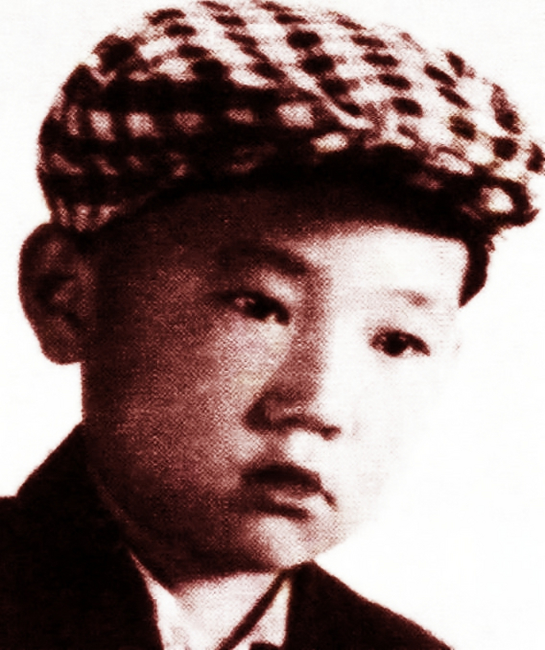 70年代的照片.照片上是一个戴着蕾丝帽的小男孩.