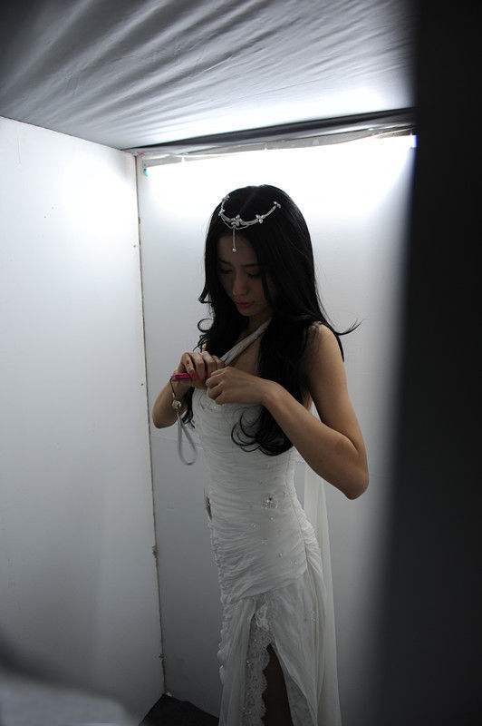 防偷拍不仅要防男人?女子澡堂更衣室偷拍,称"太无聊"拍着玩