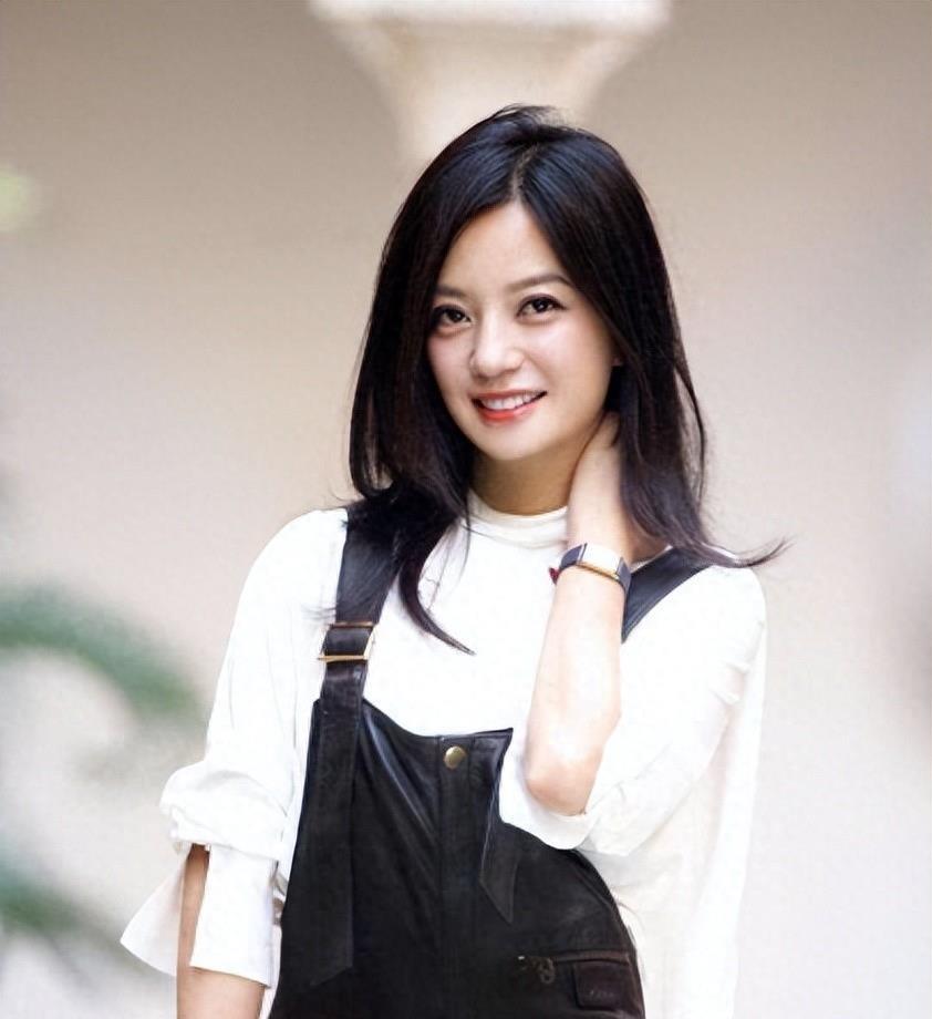 面色沧桑,难掩眼角皱纹的"女商人"赵薇再度现身