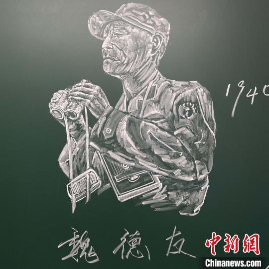 正能量满满 新疆兵团一教师粉笔肖像画走红网络