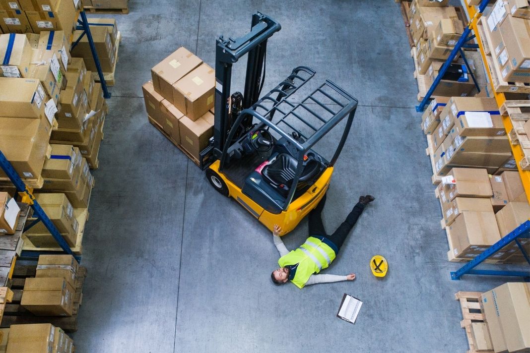 可能导致叉车翻车的因素