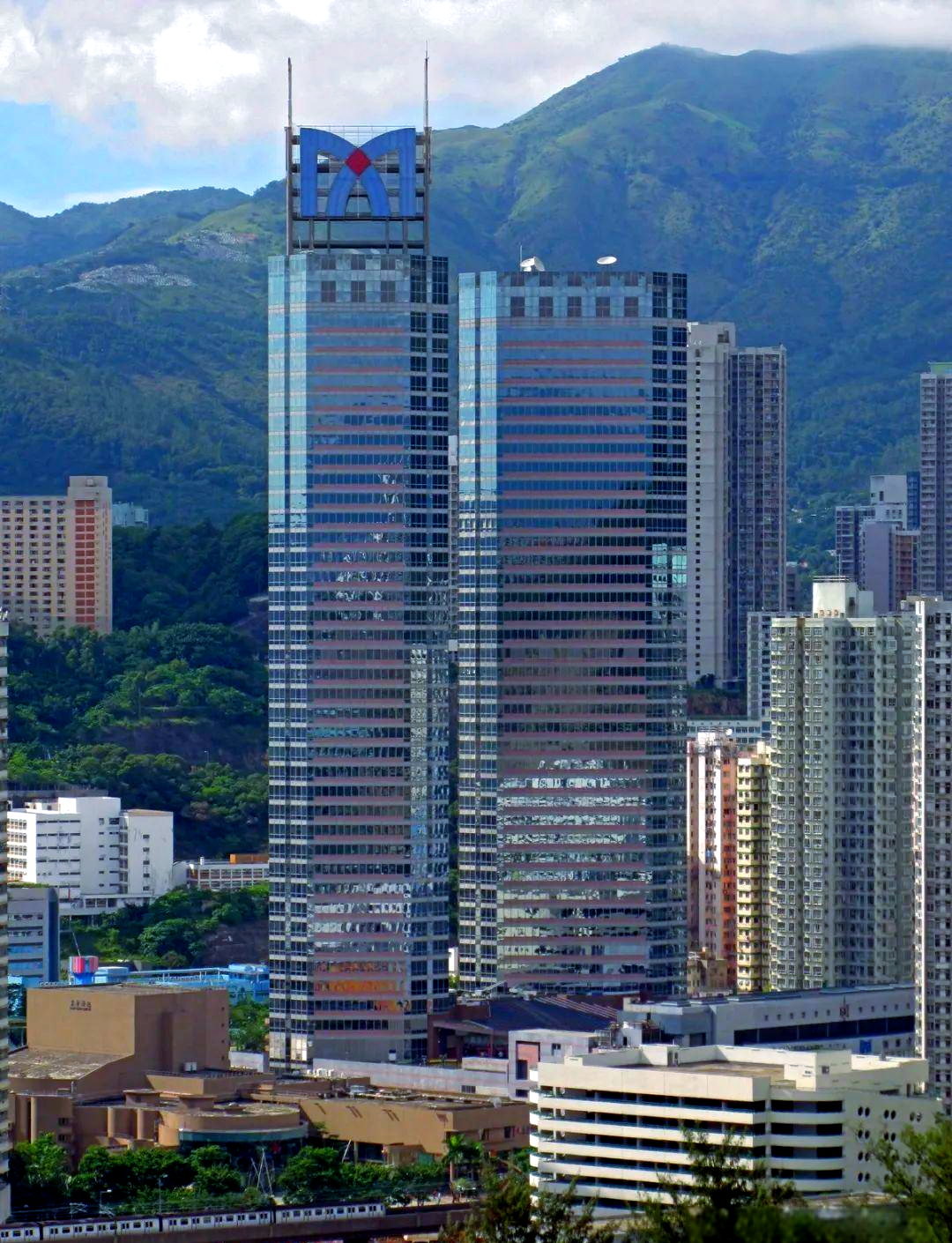 新鸿基地产的多座摩天商业地标,其中新都会广场是葵涌地区的标志性