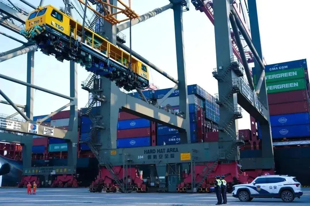 163月26日,"wd-350"型动力稳定车在厦门港远海码头顺利完成吊装作业