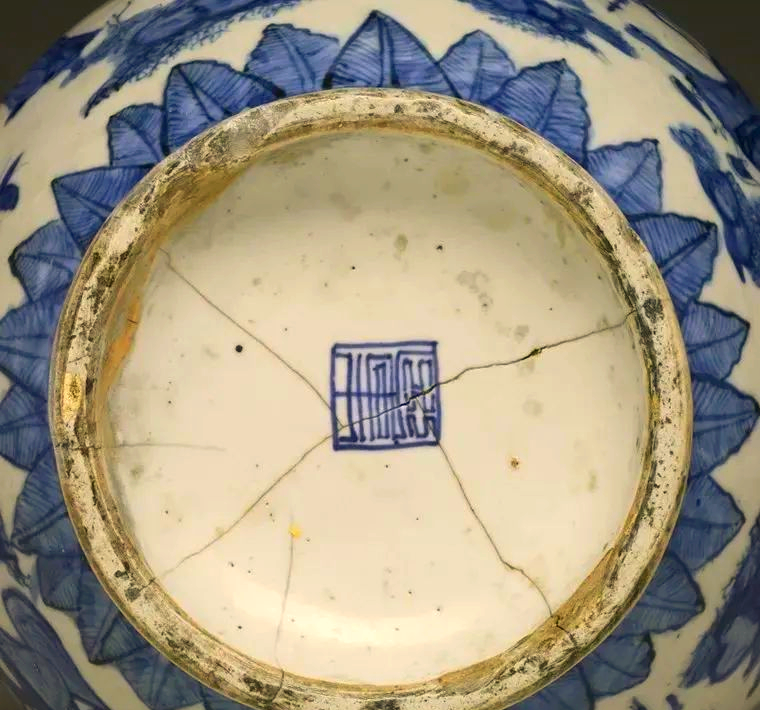 故宫收藏的明中期瓷器底足与款识探究