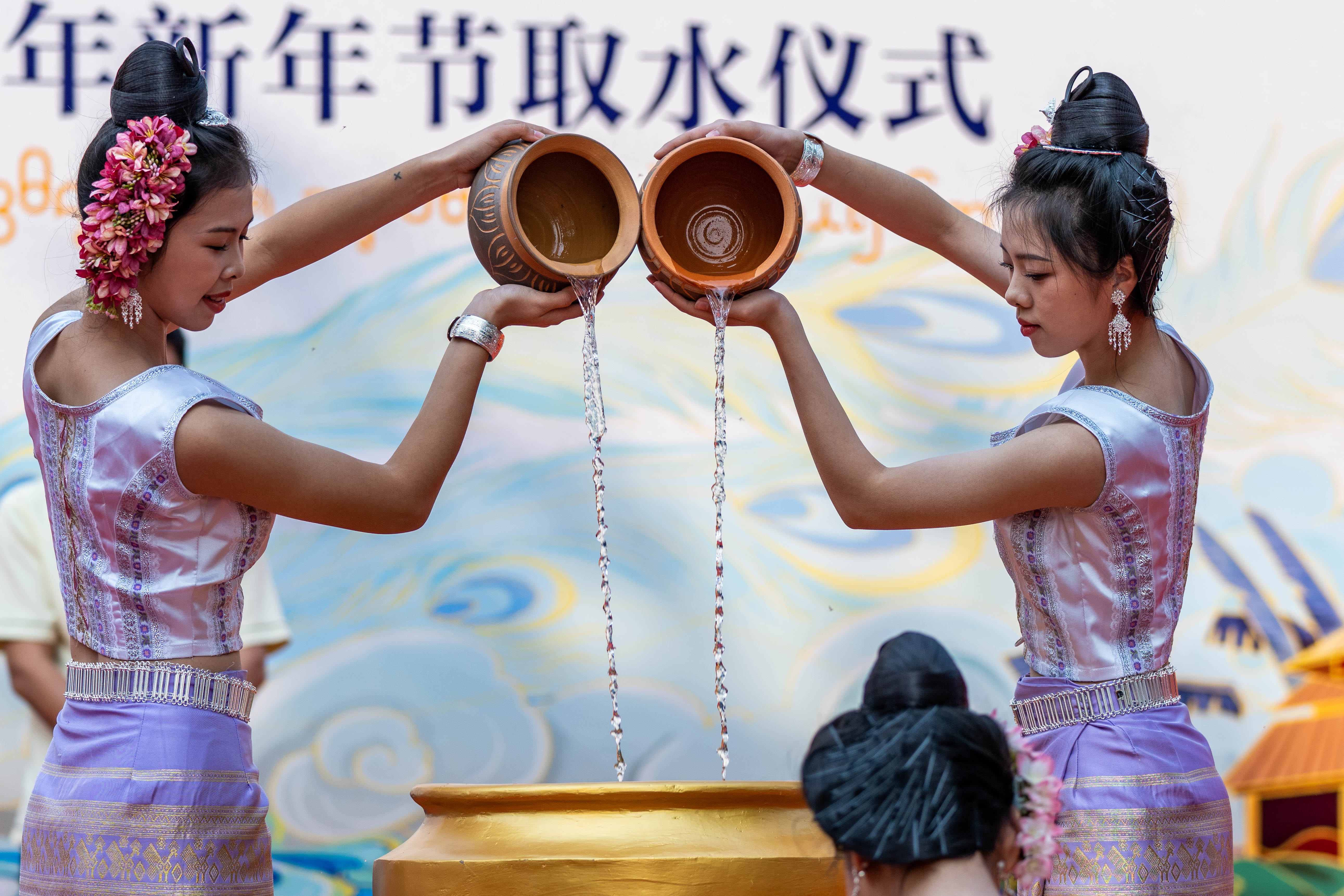 (社会)西双版纳:万人欢度泼水节