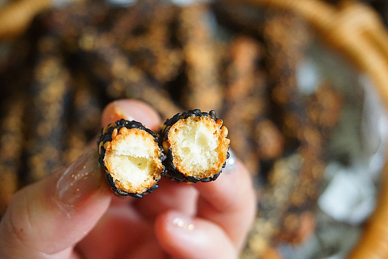 中式小茶食香脆芝麻条,咬一口满嘴香,简单好做,5块钱做一大盘