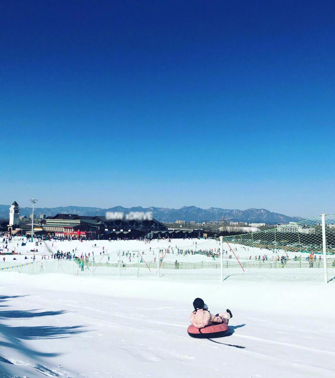 照片中,李小璐和甜馨都穿着粉色滑雪服,可爱呢!