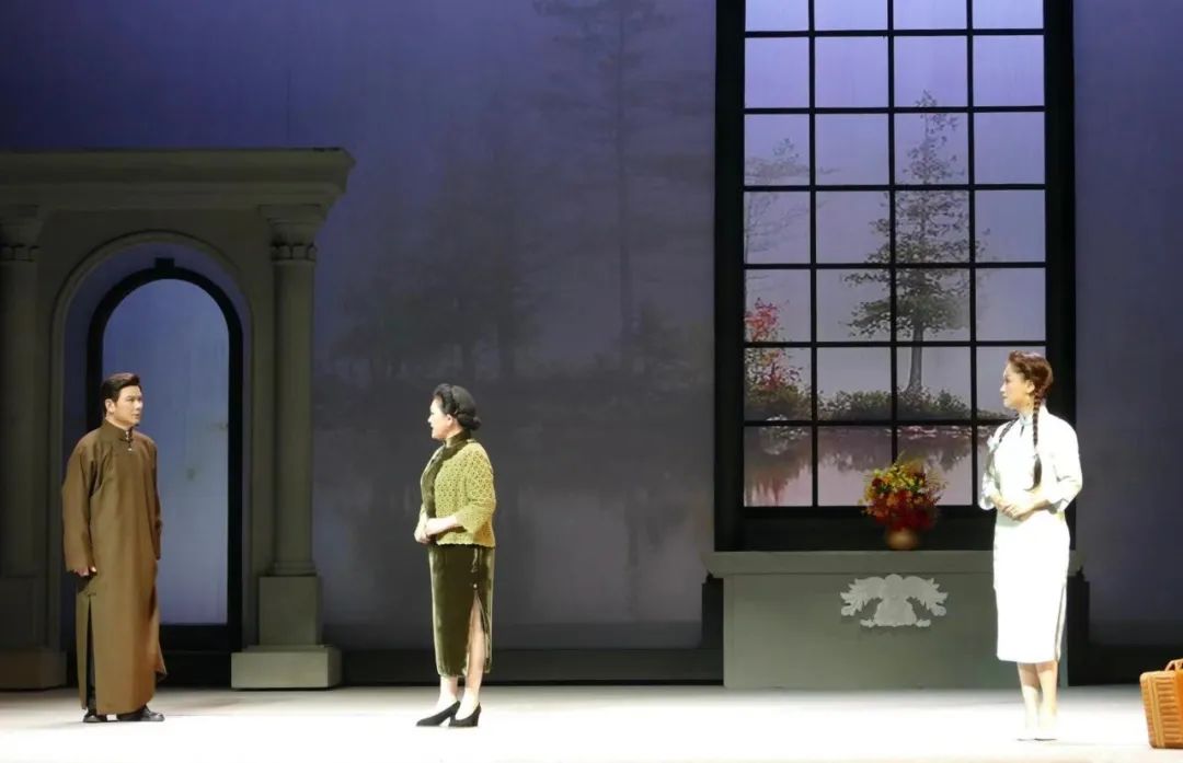 长宁沪剧团根据世界名著《简·爱》改编的新戏《临湖明月》昨晚首演!