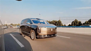 百万价位MPV！尊界V800实车曝光：车头巨大车标极其醒目