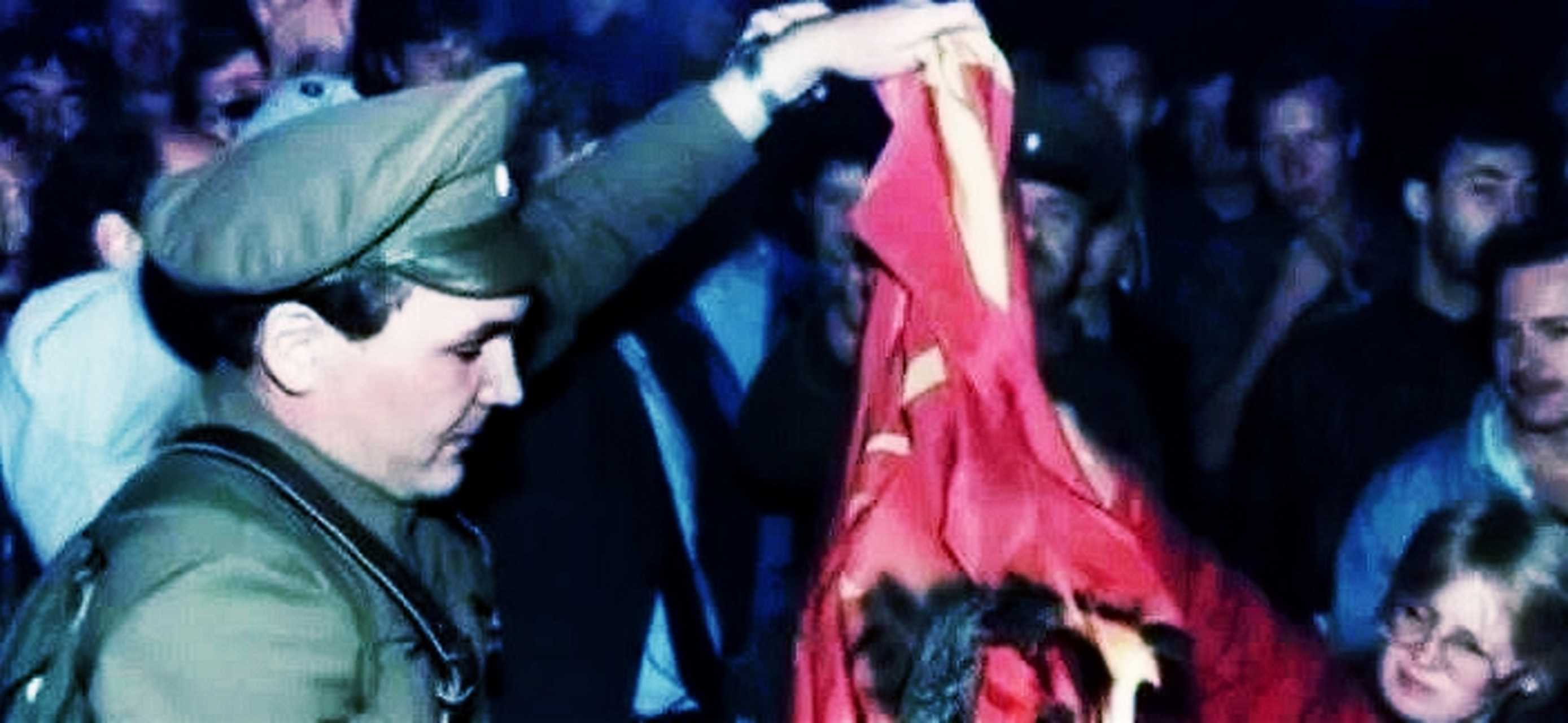 一名身穿沙俄军服的男子焚烧苏联国旗,周围的苏联民众冷眼旁观,无人