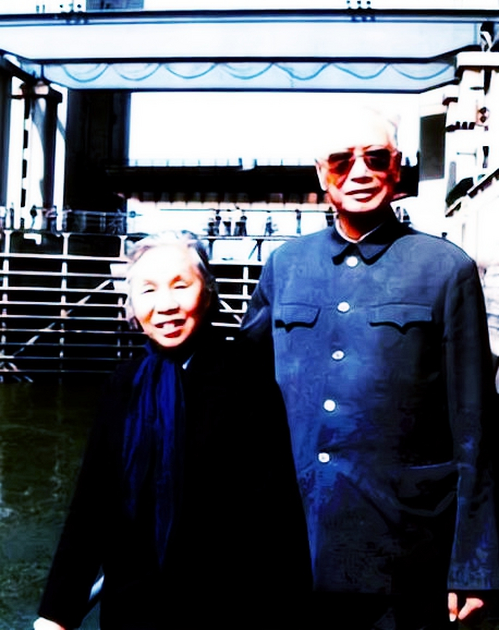 这张照片是90年代拍的,很感人的一幕:张震将军扣老婆马松龄!