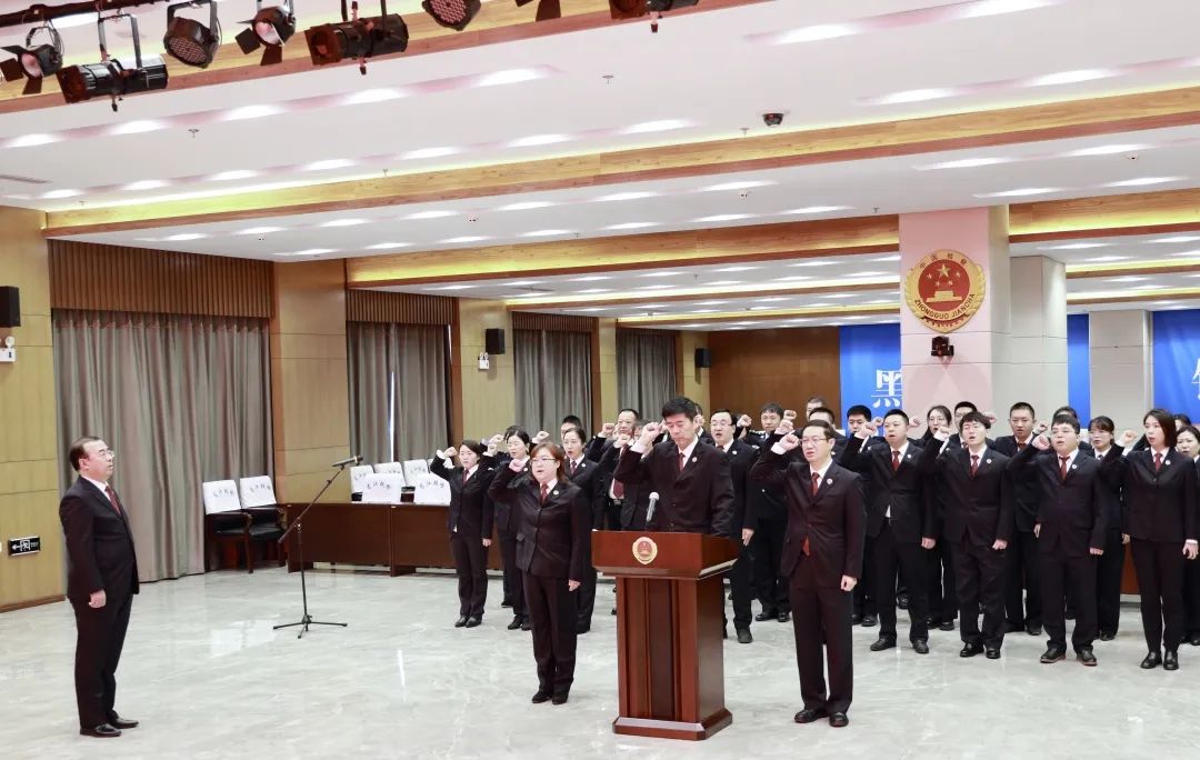 12月4日,黑龙江省人民检察院哈尔滨铁路运输分院举行了庄严肃穆的宪法