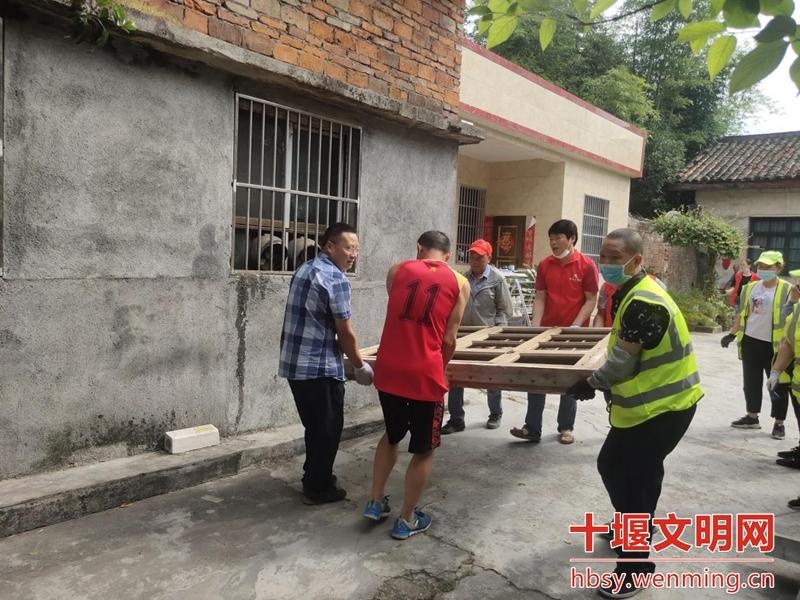 竹溪县城关镇:开展环境大整治 助力镇村换新颜