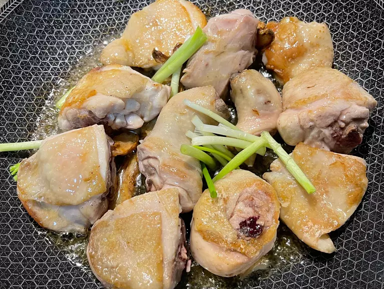 天气转凉!大叔教你麻油鸡面线,香醇不躁,暖心暖胃,做法超简单