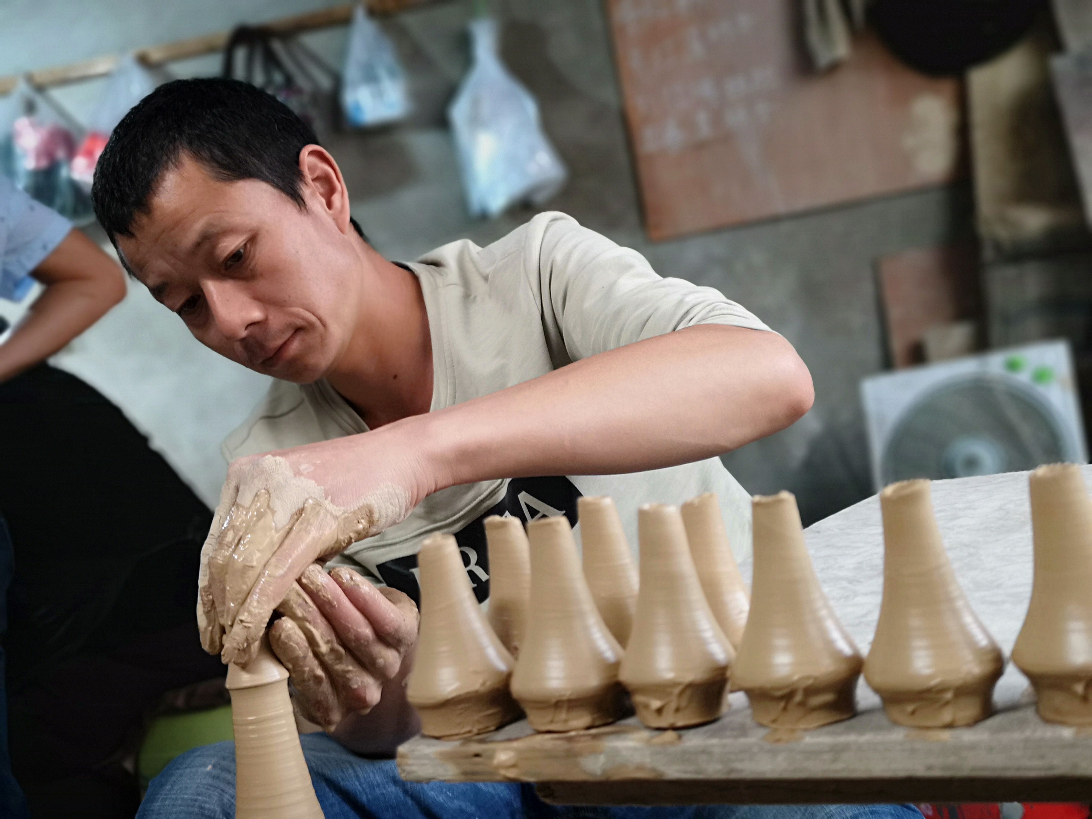 这里的窑工们一直沿用传统的方法烧制低端陶器,过着"苦窑工"的"苦"