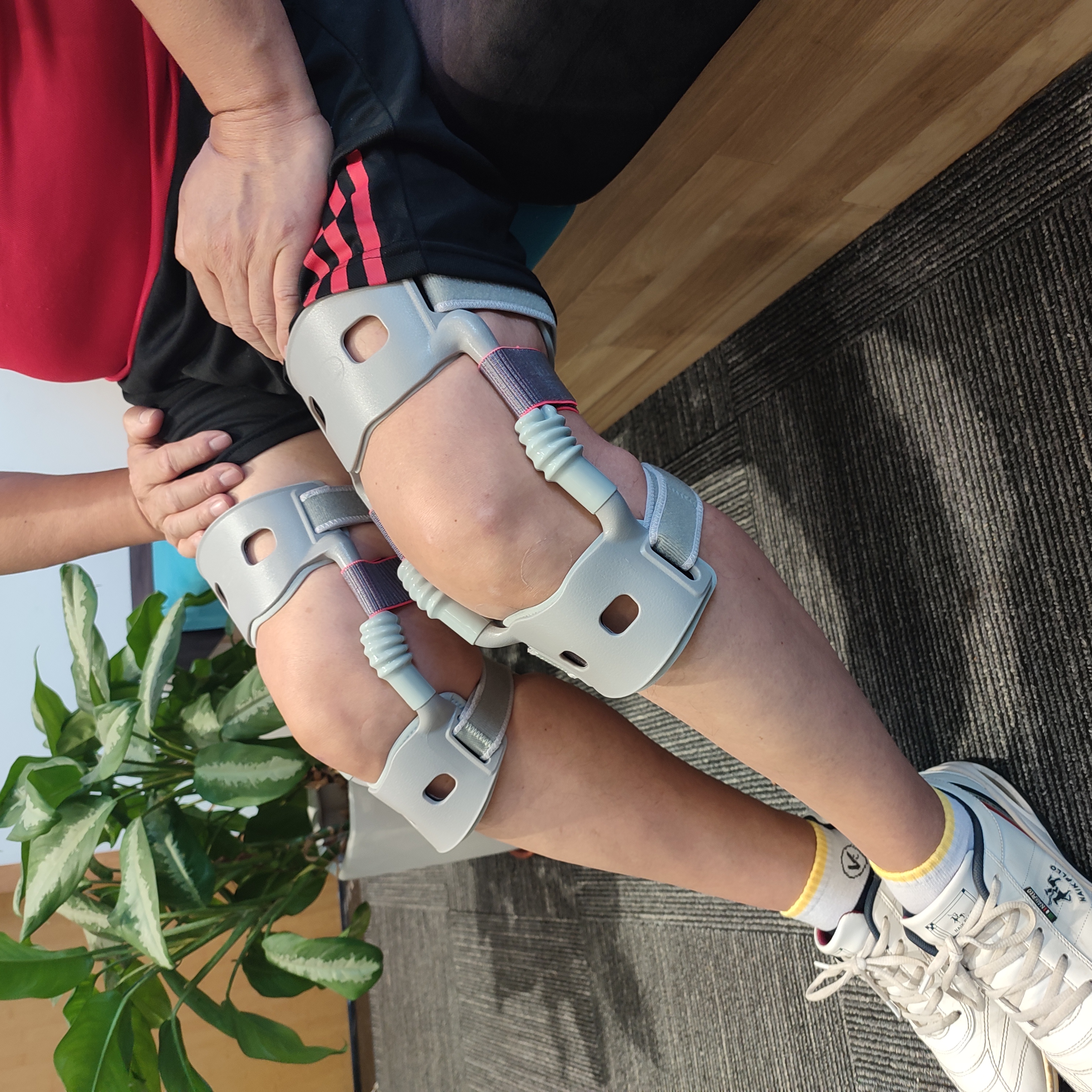 膝关节助力器对老人走路有帮助吗?