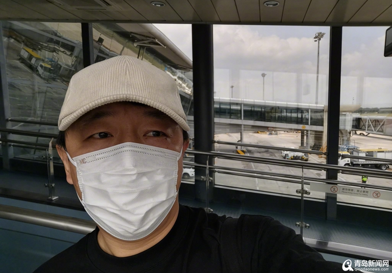 黄渤晒流亭候机照片 感叹"伴我成长的青岛记忆"