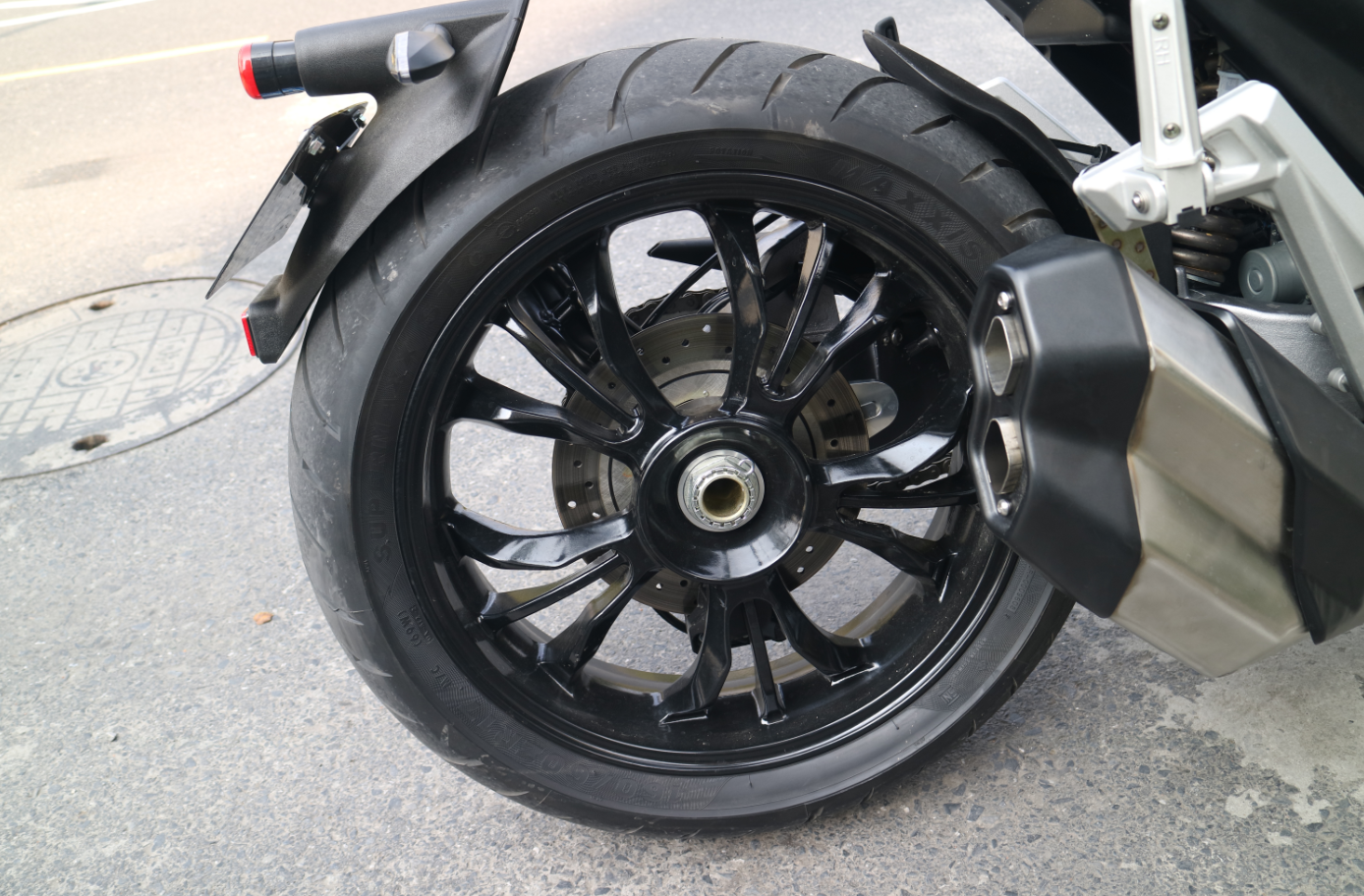 奔达的星罗400也是采用的单摇臂,是自己研发设计,据