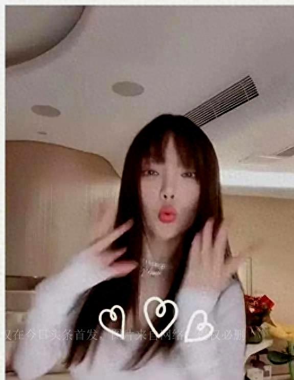 李小璐穿"丁字连体衣"床头蹦迪不雅视频被曝光,网友辣评:辣眼